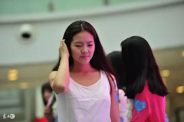 有钱人资助我上大学,毕业后一个电话,让我痛不