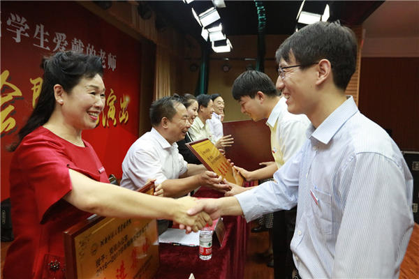 河南师范大学新联学院以表彰的形式向 河南师范大学新联学院以表彰的形式向