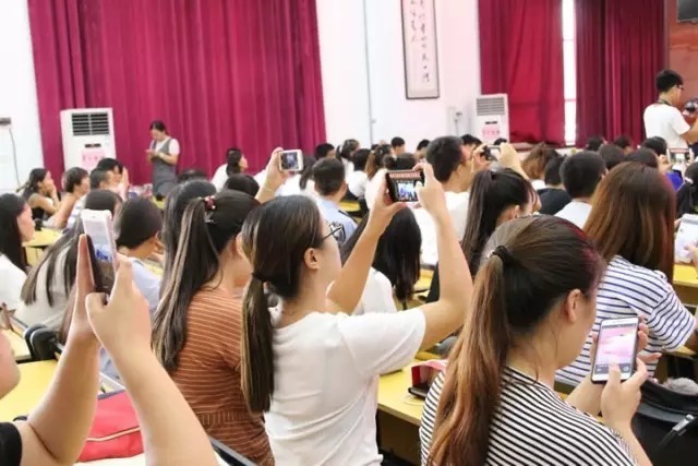 渭南市轨道交通运输高级技工学校招生说明会上学生专业技能展示登峰造极