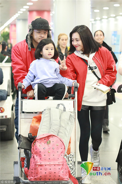 包贝尔一家现身 女儿扮鬼脸变“行走的表情包” 包贝尔一家现身 女儿扮鬼脸变“行走的表情包”