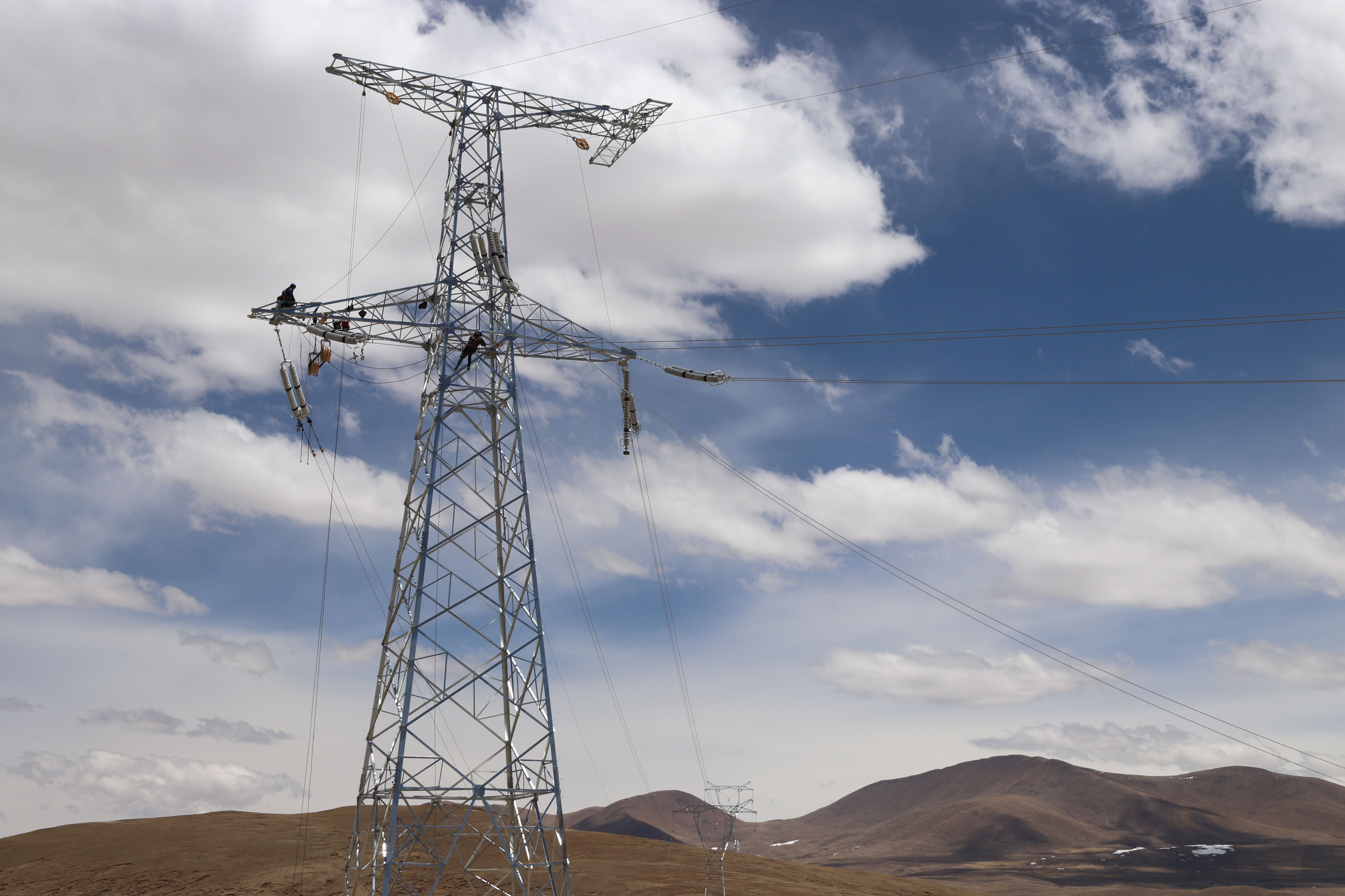 世界海拔最高220kv铁塔组立 安能阿里联网工程喜获四项表彰