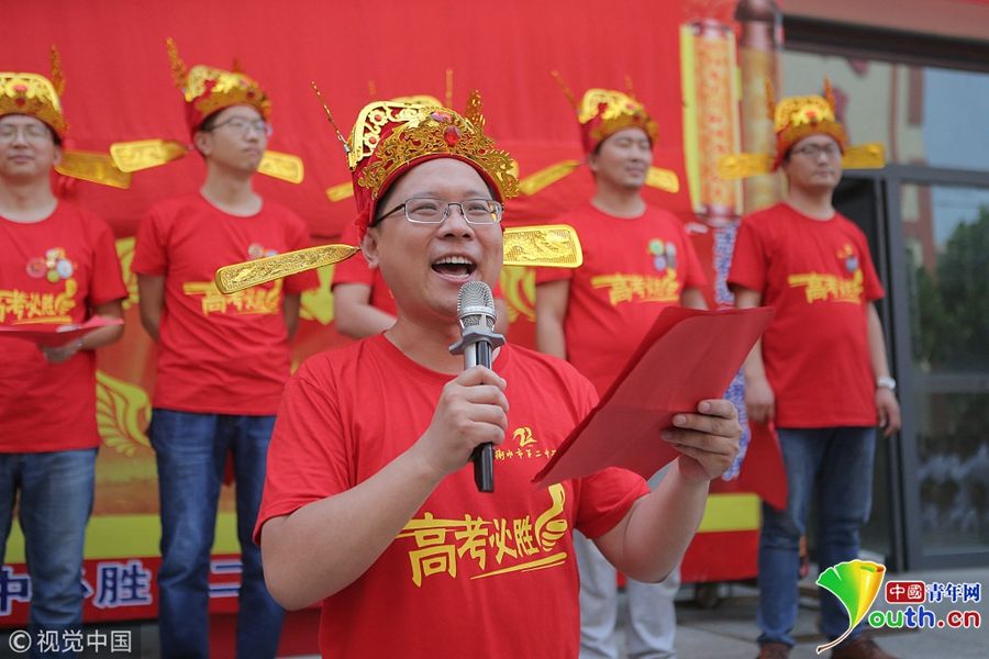 衡水老师扮成文曲星:高三老师头戴状元帽扮文曲星 助力高考 贷款 第4张-贝它财经 衡水老师扮成文曲星:高三老师头戴状元帽扮文曲星 助力高考 贷款 第4张