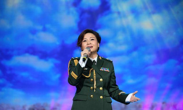 要说起歌手李琼,不知道大家认不认识,李琼出生于一个艺术家庭,父亲是