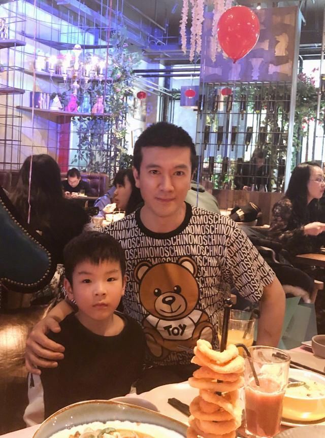 黄圣依为儿子举办生日宴,一家人齐聚很幸福美