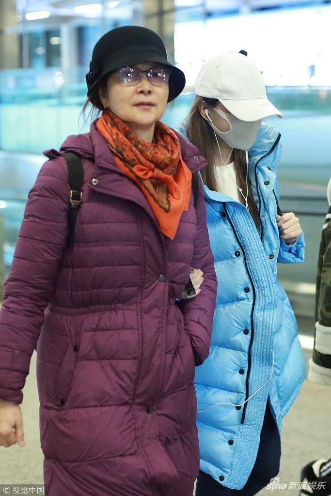 李小璐出轨风波机场首秀显低调 戴口罩包裹严