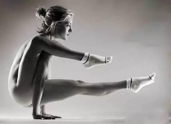 组图-女子做裸体瑜伽 高难度动作秀运动之美 组图-女子做裸体瑜伽 高难度动作秀运动之美