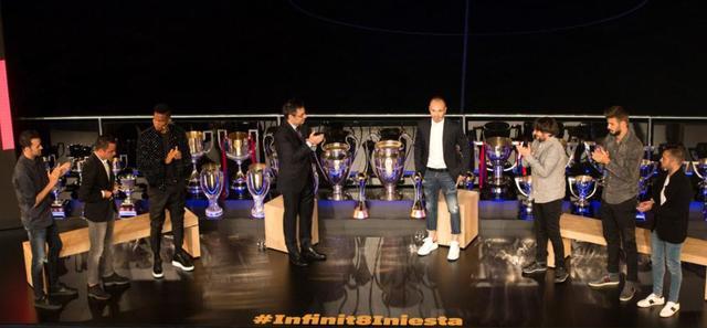 巴萨举办伊涅斯塔告别仪式,哈维现场一度激动