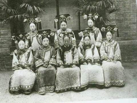 当时给皇帝选妃,漂漂不漂亮是次要问题,主要得看出身,长的再漂亮,没有