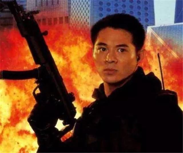 香港警匪片不愧是暴力美学,这些影帝拿枪的姿