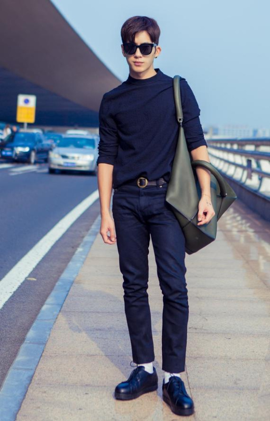 张翰全黑造型出街帅气秀长腿近日,张翰身穿黑色t恤搭配黑色长裤,以all