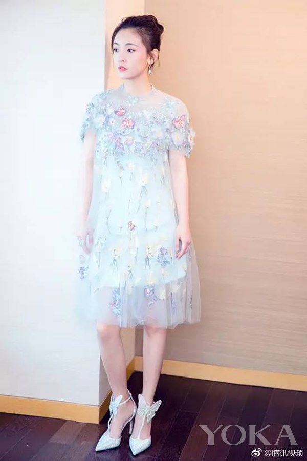 吴倩没有大长腿却靠眼神撩人 get空气感眼妆美