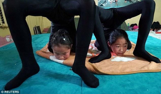 这些女孩早在6岁、趁着肢体最灵活时开始伸展练习。