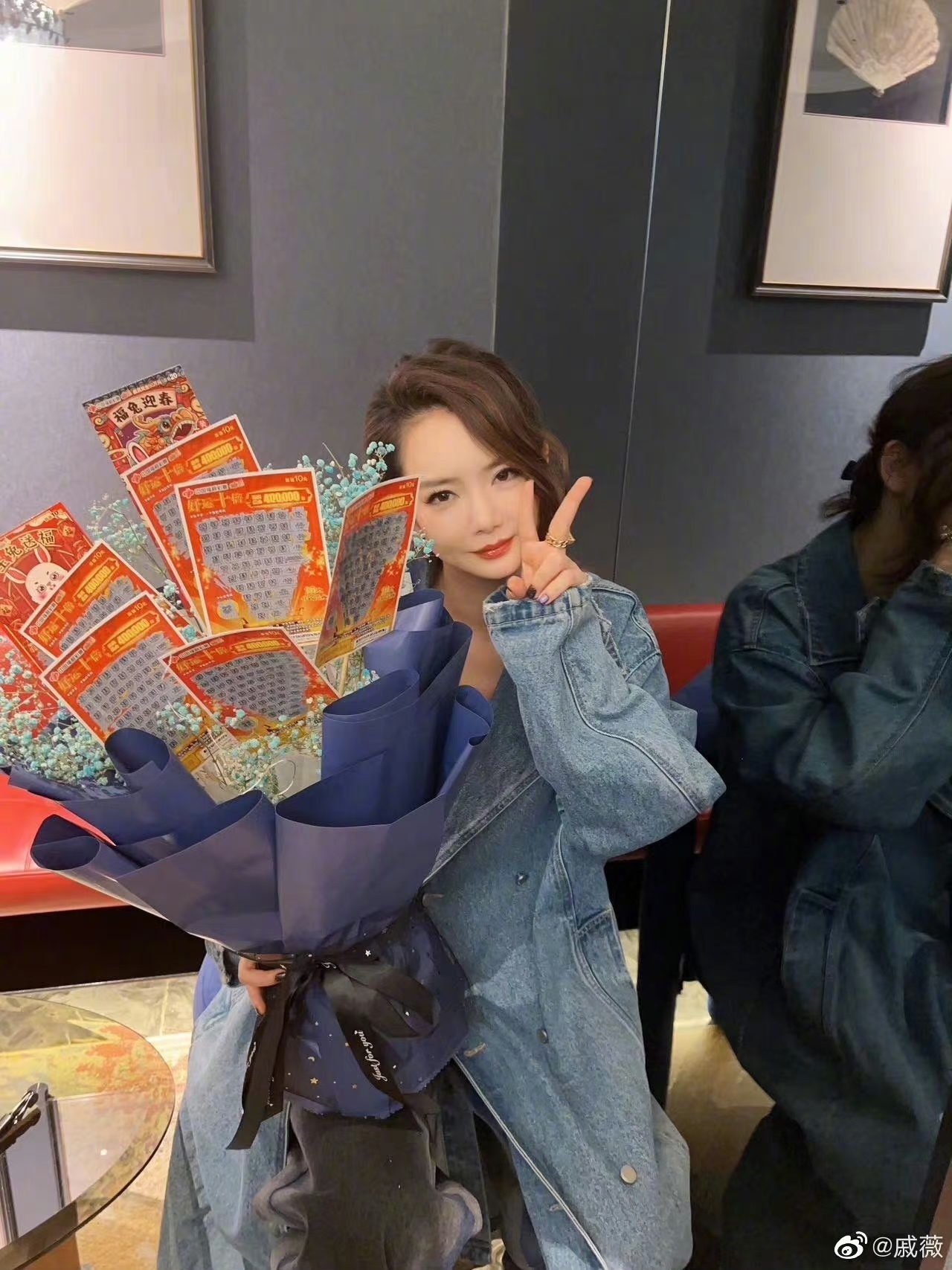 戚薇收到粉丝送的彩票 刮开一看大吃一惊