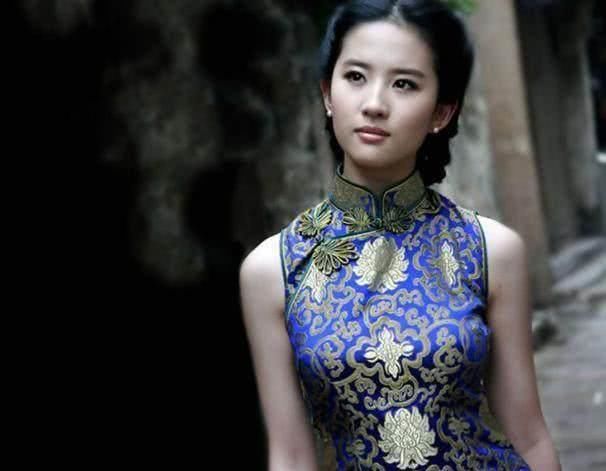 刘亦菲旗袍装很美,而她这一身奇袍才是最新的