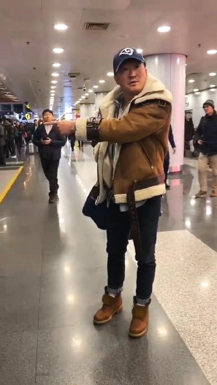 吴京机场怒斥跟拍者:你们这样真不好 撞到小孩怎么办?(图5) 吴京机场怒斥跟拍者:你们这样真不好 撞到小孩怎么办?(图5)