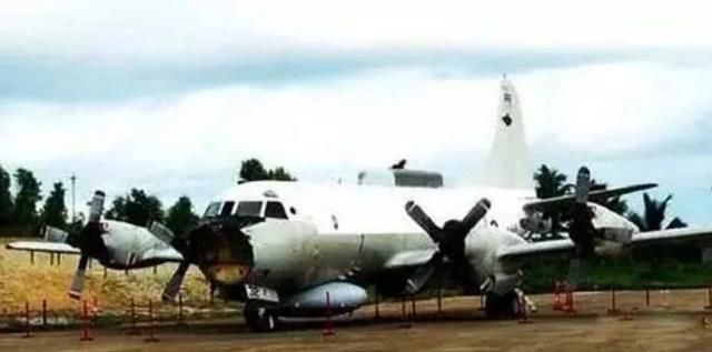 手忙脚乱砸电脑撕文件:揭秘王伟撞停美机后,美