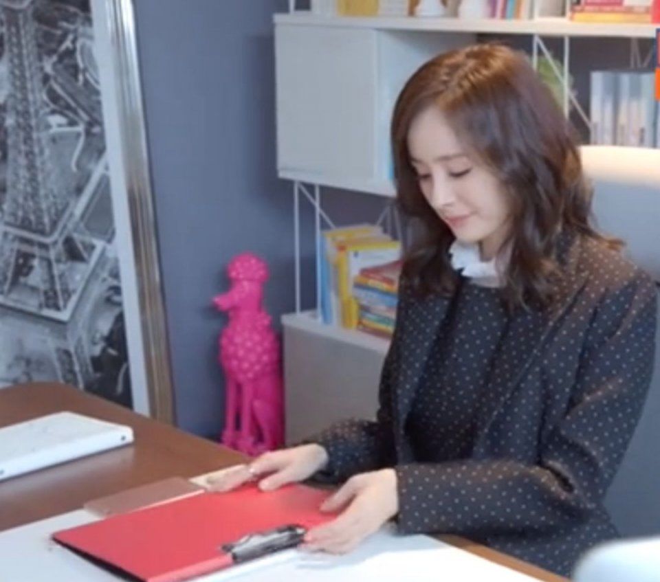 《谈判官》杨幂的衣品居然和腾格尔一样?