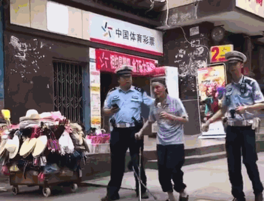 画风好暖!老人中暑 交警一路打扇送他回家