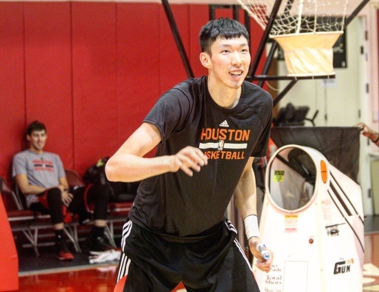 火箭或与周琦签多年合同 纪事报:将动用中产特例 火箭或与周琦签多年合同 纪事报:将动用中产特例