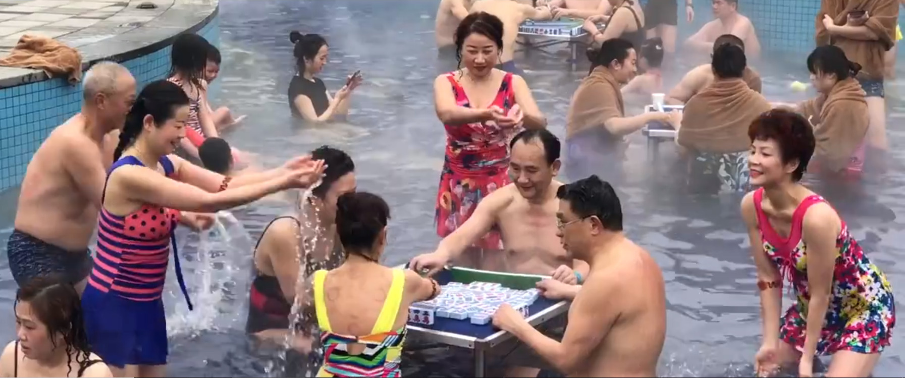 1月15日报道，1月12日，重庆大足，三九寒天，重庆的温度一路下探，一场别开生面的温泉麻将周末争霸赛举行，一群人在室外穿着泳装打麻将。