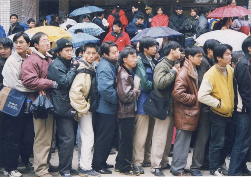 2001年12月20日是托福考试在南京报名的第一天，早上5点南京大学托福考试报名处前就排起了长队。一天下来，共有2000多人报名。