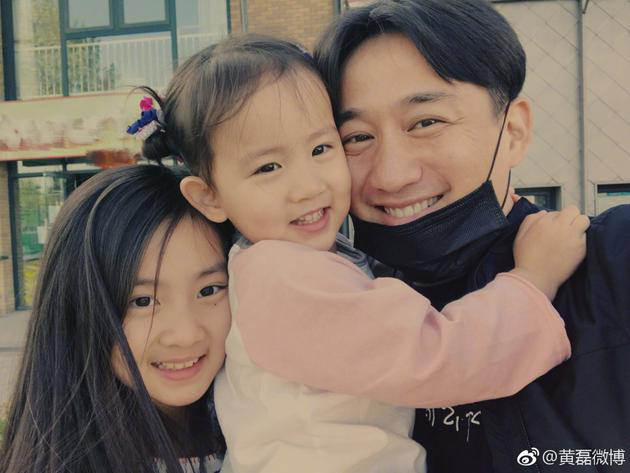 明星为什么可以生三胎? 黄磊香港陪太太生产!