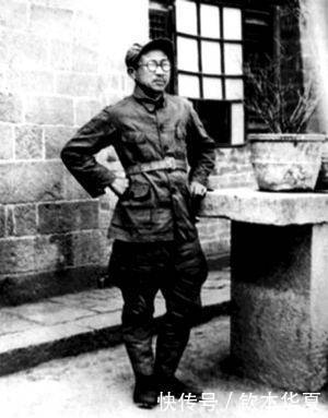 他是开国大将,拿元帅工资,和蒋介石是同僚,毛主