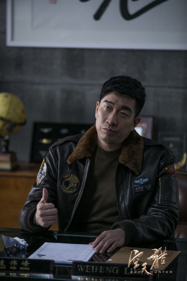 李晨《空天猎》曝新剧照 范冰冰戴头盔表情严肃