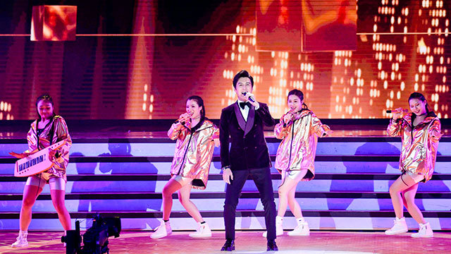 靳东不当“老干部”!连跳带唱《一想到你呀》 靳东不当“老干部”!连跳带唱《一想到你呀》