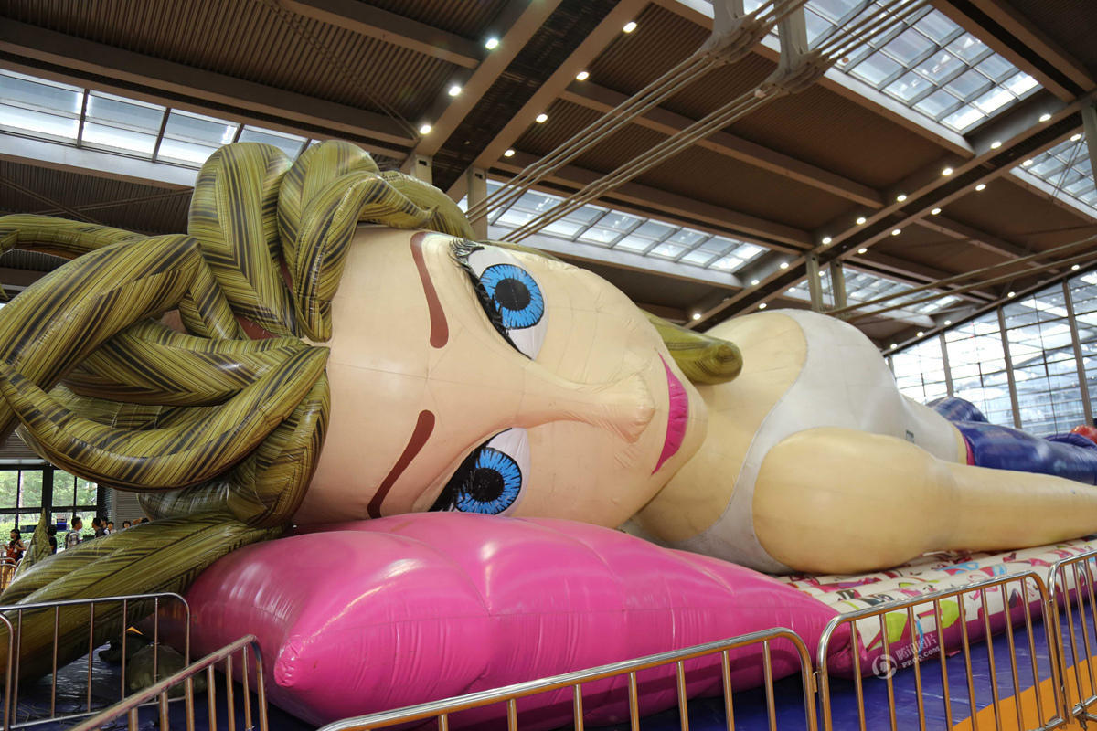 图为巴蒂娃娃充气城堡。