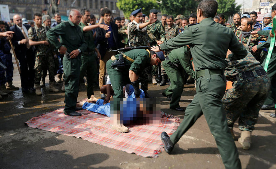 男子尸体被挂起示众，当地民众围观。