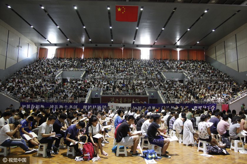 2016年8月10日，在济南皇亭体育馆内，4000余名“考研大军”在听一位老师上大课，现场十分壮观，堪比奥运现场。