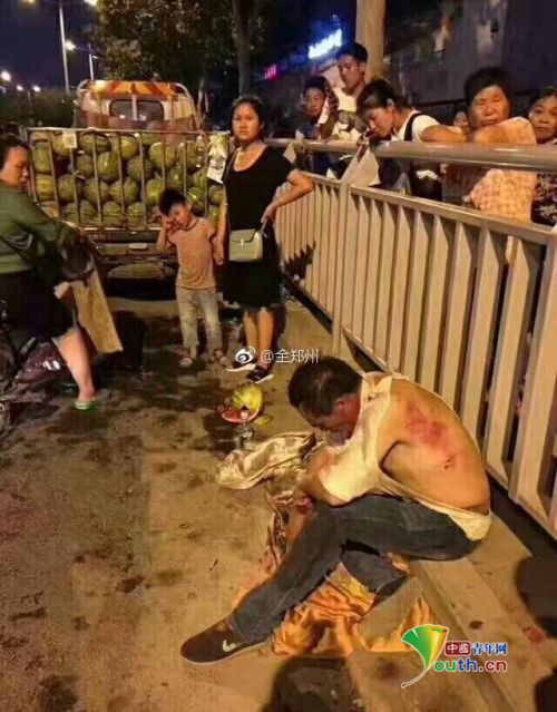 郑州围观群众怒砸城管执法车 官方回应:已及时处置，现场未发生伤亡