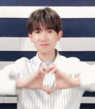 手指舞技术哪家强!欧阳娜娜张艺兴超酷 王源被