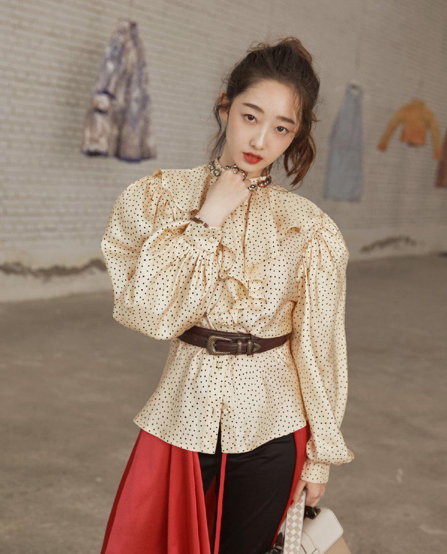 都说显胖的泡泡袖,戚薇终于找到正确穿法啦,酷