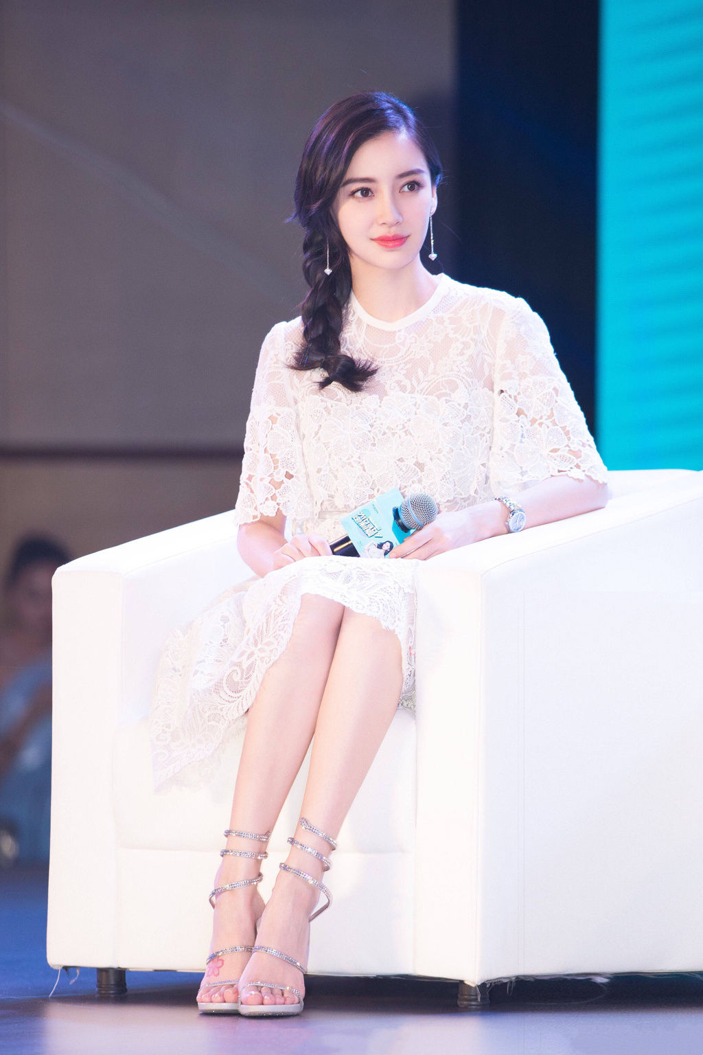 杨颖出席宣传活动,喜欢高跟凉鞋的她秀出白嫩