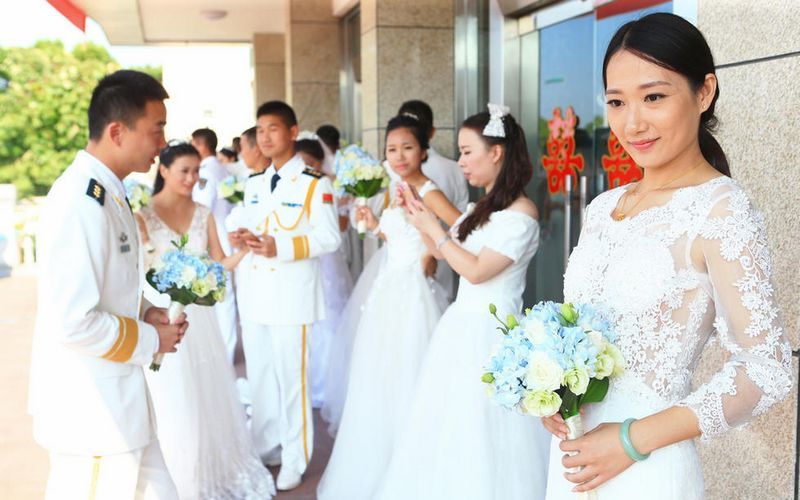 登上军舰的新人们，这种婚礼可谓别具一格。