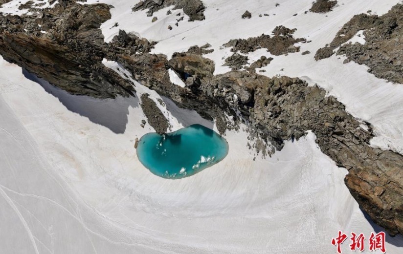 7月4日讯（具体拍摄时间不详），随着欧洲气温的飙升，冰川融水在阿尔卑斯山上形成了一个蓝色的湖泊。摄影师Franco Cappellari在飞越阿尔卑斯山脉最高峰——勃朗峰时发现了这个引人注目的湖泊。即使在海拔3000米的地方，气温也达到了10摄氏度，海拔4800多米山顶上的冰已开始融化。