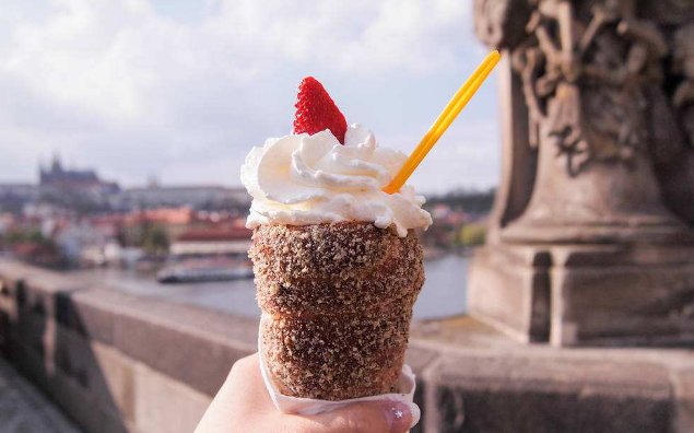 中国游客丢人丢到国外 不听劝阻意大利景区吃