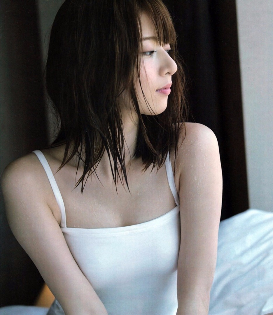 日本女星桥本奈奈未海量私照流出。