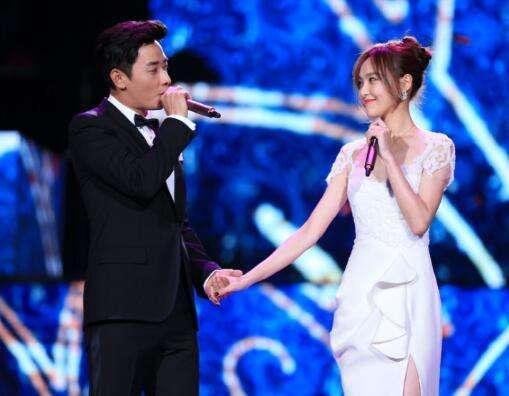 唐嫣采访首谈回应罗晋婚期?称最晚年底完婚,杨