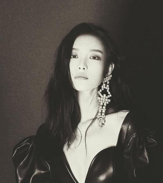 女明星黑白照像赫本?赵丽颖最像赫本?在你心