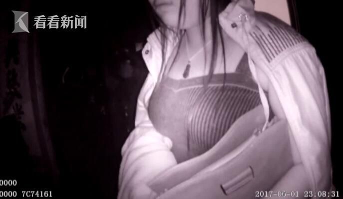 民警决定以案发地为中心，对附近村子展开详细的摸排。为了避免打草惊蛇，民警换上便装进村入户，逐一排查可疑人员。随着走访的深入，民警在一户村民家中发现了一个异常情况。