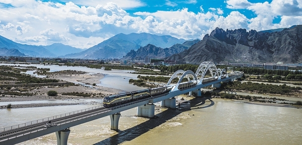青藏铁路拉萨河特大桥上一列火车驶过.