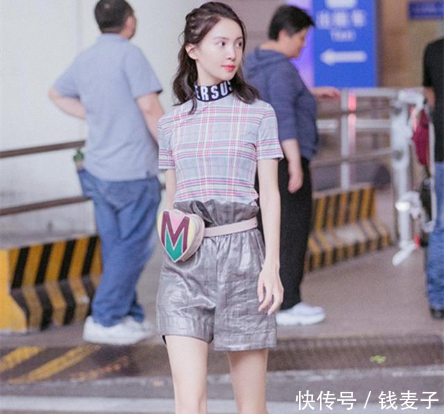 李溪芮穿格纹T恤撞衫金晨,腿精比拼,被夹脚高