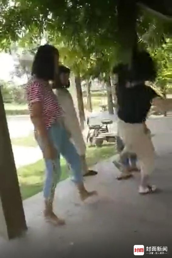 数名未成年少女围殴13岁女孩 用鞋底吐唾沫抽脸