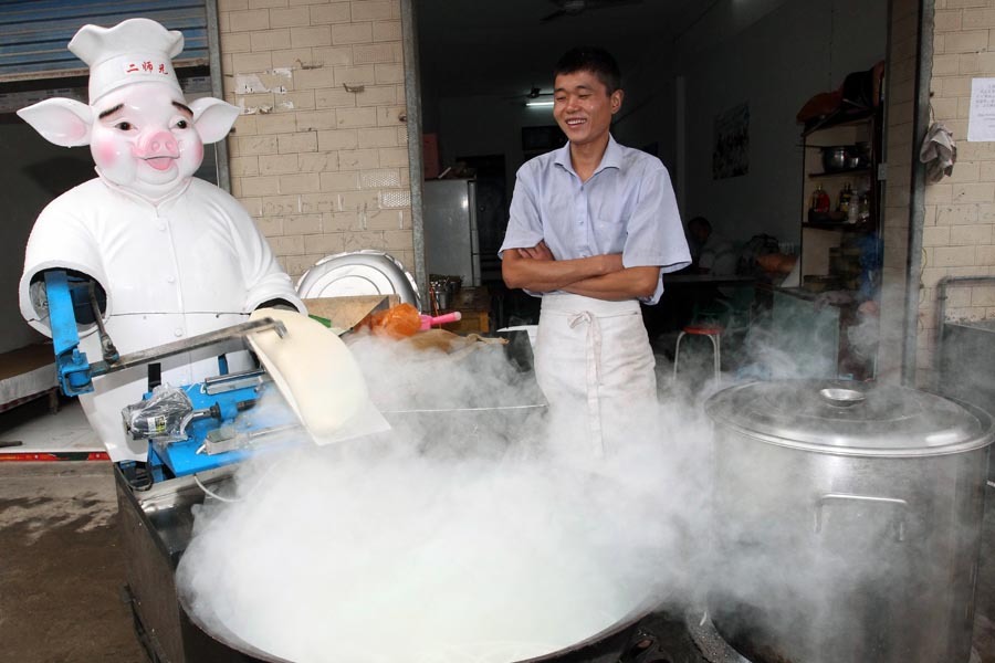 此前，刀削面机器人也曾在其他地方亮过相。2012年8月14日，西安南郊一家刀削面馆老板为了节约开支，解决雇削面工难得问题，他花一万多元买来一个猪八戒造型的机器人给自己当削面工。