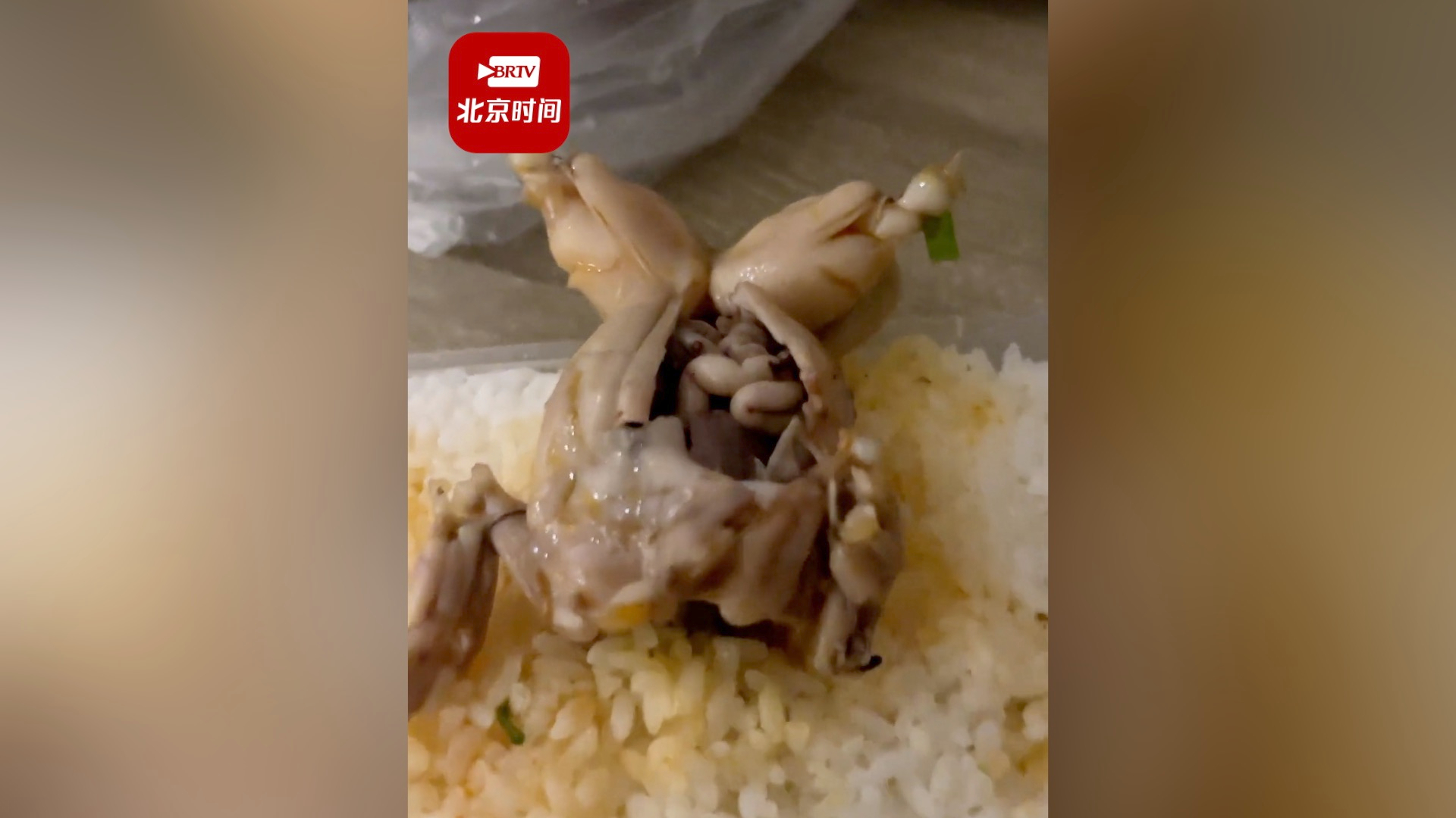 女子吐槽外卖牛蛙没开膛带肠子 店家：可以退款