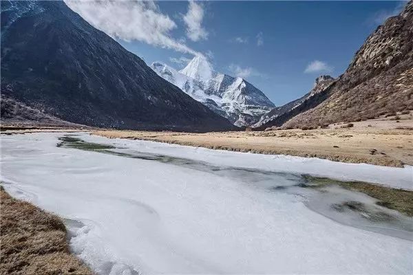 前往稻城亞丁的海子山古冰川遺址,雖是冰雪天氣,那魔幻的藍天儼然變成