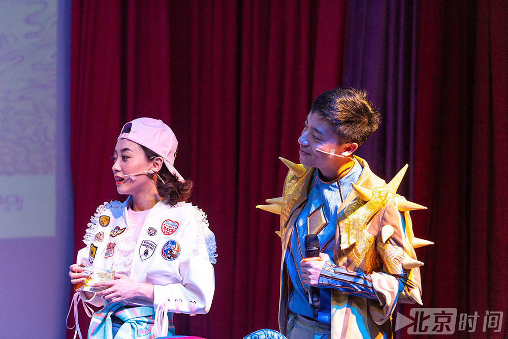 (剧中角色李小雨和吻兽现场亮相)